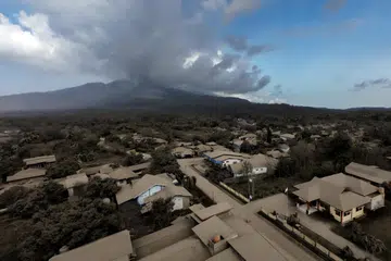 Rumah, jalan raya dan pokok di Kampung Boru, Flores Timur, Nusa Tenggara Timur, dilitupi abu gunung berapi menyebabkan lebih daripada 2,600 keluarga yang tinggal di kawasan sekitar gunung berapi berkenaan dinasihatkan untuk berpindah secara kekal.