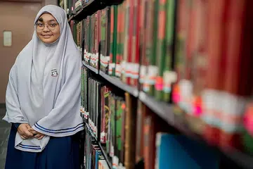DEMI IBU BAPA: Thoyyibah merupakan antara pelajar Madrasah Aljunied Al-Islamiah yang berjaya lulus IBDP. - Foto BERITA HARIAN