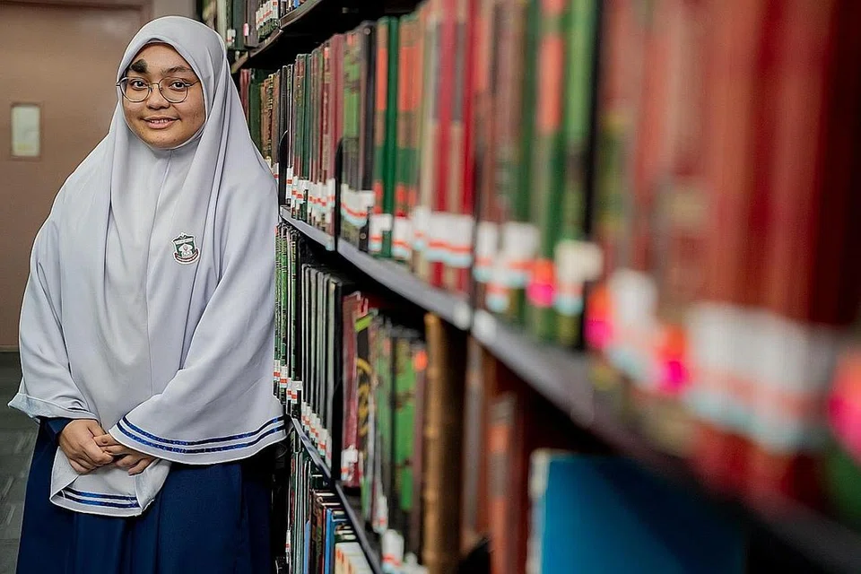 DEMI IBU BAPA: Thoyyibah merupakan antara pelajar Madrasah Aljunied Al-Islamiah yang berjaya lulus IBDP. - Foto BERITA HARIAN