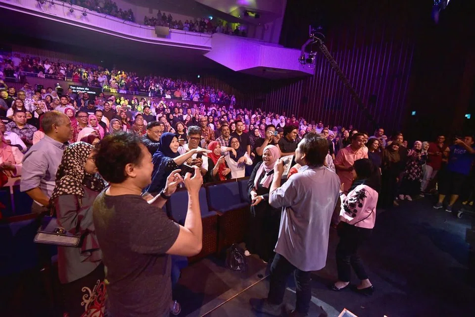 GEMPAK: Lebih 1,500 penonton 'Konsert Suatu Masa Datuk M. Nasir' sama-sama menyanyikan lagu 'Satu Hari Di Hari Raya' di akhir konsert sempena meraikan perjalanan 40 tahun sifu muzik itu dalam kerjaya seni. - Foto MEDIACORP SURIA