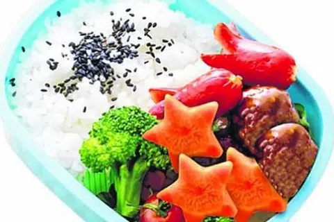 'LUNCHBOX SAMPEL': Peserta harus sediakan hidangan yang merangkumi makanan utama dan dua jenis makanan sampingan. - Foto NTUC