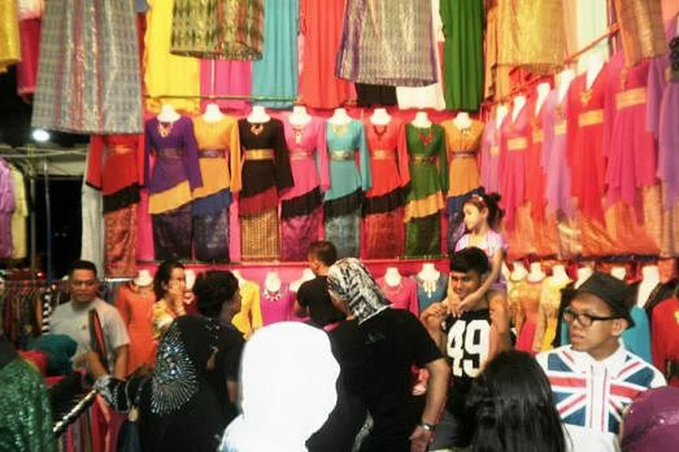 ADAKAH INI BAKAL JADI KENANGAN SAHAJA?: Penulis berharap penganjur bazar Geylang Serai dapat menggunakan pendekatan kreatif dan berunsur futuristik pada masa depan. - Foto SAINI SALLEH