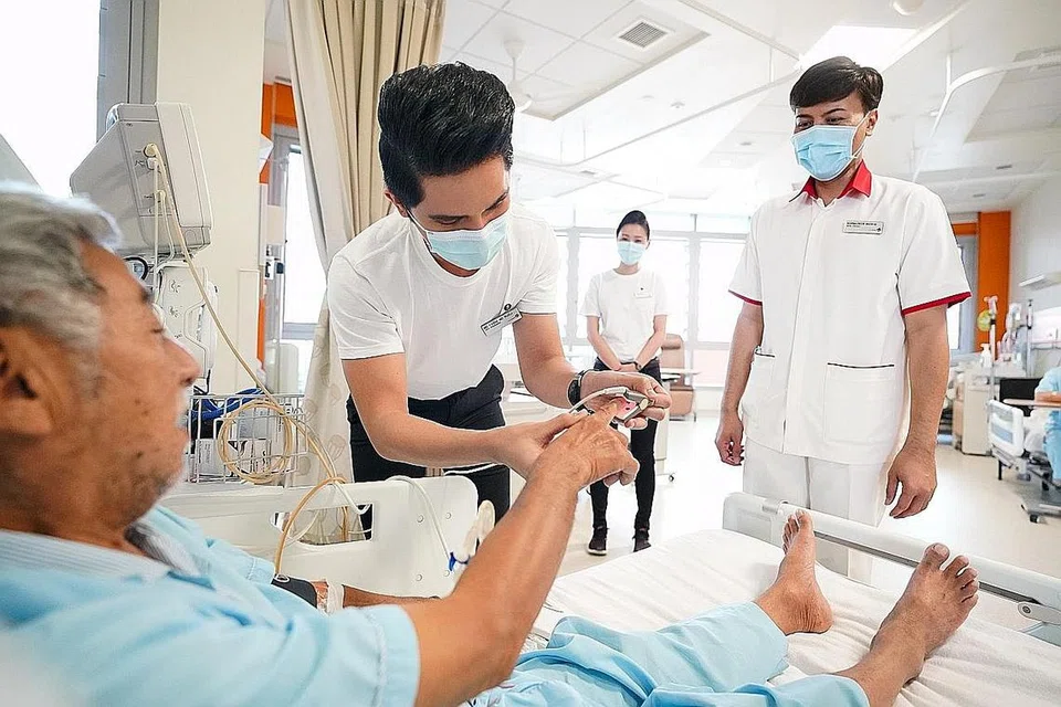 TUGAS BARU: Pramugara Singapore Airlines, Encil Mohamad Faidhi Mohamad Ruzli melaksanakan tugas membantu perjuangan Singapura melawan wabak koronavirus. Beliau kini bekerja sebagai duta penjagaan di Hospital Besar Ng Teng Fong. Antara tugasnya ialah menguruskan ehwal bukan perubatan untuk pesakit. - Foto SINGAPORE AIRLINES