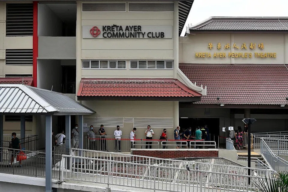 BERATUR UNTUK DAPATKAN UJIAN: Orang ramai dilihat beratur untuk ujian swab mereka di luar Kreta Ayer People's Theatre di Chinatown semalam. - Foto BH oleh LIM YAOHUI