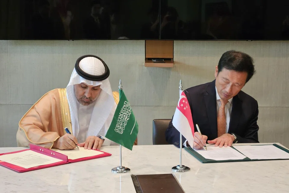 Menteri Kesihatan Singapura, Encik Ong Ye Kung, dan Menteri Kesihatan Arab Saudi, Encik Fahad Bin Abdurrahman Al-Jalajel, menandatangani Memorandum Persefahaman (MOU) kesihatan pada 27 November. 