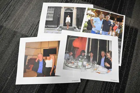 Ilustrasi foto yang dirakam di Washington, DC pada 19 Disember 2025 ini memaparkan beberapa gambar tokoh terkenal termasuk bekas Presiden Amerika Syarikat Bill Clinton; penyanyi The Rolling Stones, Mick Jagger; Pengerusi Virgin Group, Richard Branson dan Ghislaine Maxwell. Ia merupakan susulan tindakan Jabatan Kehakiman Amerika Syarikat mendedahkan rekod yang sekian lama dinantikan. 