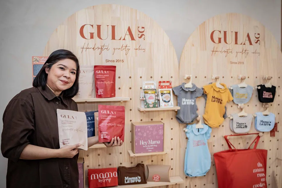 Cik Nor Munirah Abdul Gaffar, pengasas Gula Sg, bukan sahaja menghasilkan biskut laktasi, bahkan menyediakan biskut coklat klasik biasa dan kini turut menjual pakaian dan keperluan bayi.