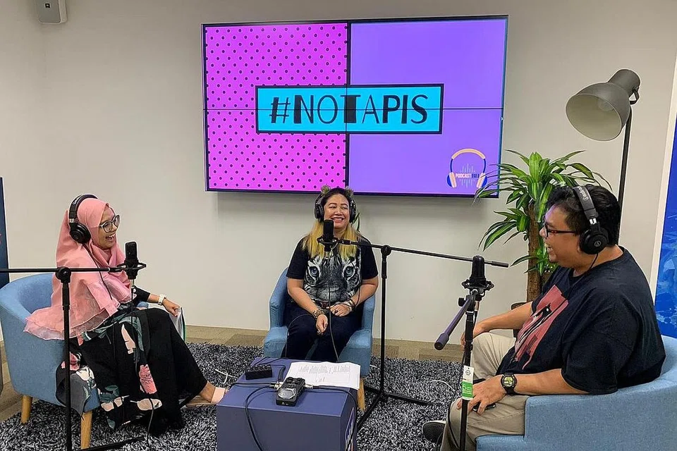 PENGGEMAR KUCING: Cik Erawaty Bernama (tengah, gambar atas) menceritakan dalam satu episod podcast #NoTapis bahawa beliau menjaga sehingga lapan ekor kucing. - Foto BH oleh AZMI ATHNI dan SITI AISYAH NORDIN