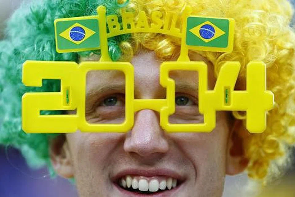 GHAIRAH: Seorang penyokong tuan rumah tidak sabar menantikan perlawanan pembukaan antara Brazil dan Croatia. - Foto REUTERS