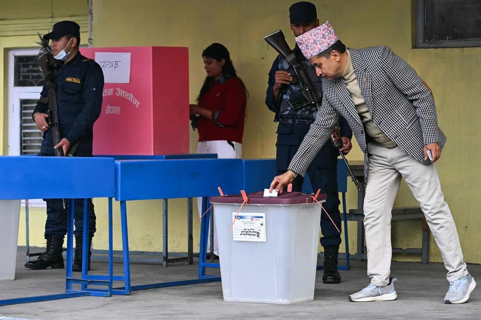  Seorang lelaki (kanan) membuang undi di pusat pengundian semasa pilihan raya parlimen Nepal di Kathmandu pada 5 Mac 2026.