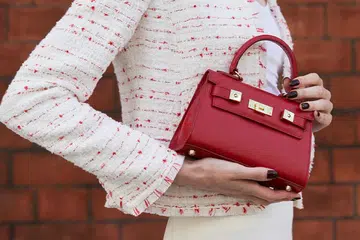 Beg dari Lalage Beaumont (dari London, United Kingdom) koleksi Maya Mignon Dolmite, berharga $1,400.