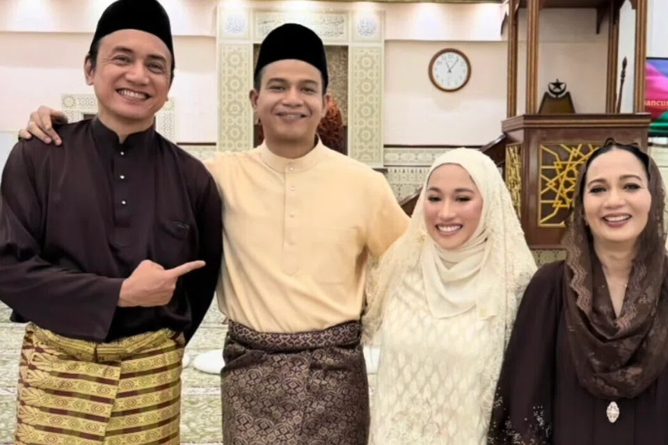 Datuk Sheila Majid (kanan) dan suami, Datuk  Hashridz Murshim Hassim (kiri) gembira majlis pernikahan anak kedua, Megat Abdul Majid Aziz Roslan (dua dari kiri), dan isteri, Rasyiqah Qahirah Ruslan, dijalankan secara lancar lagi sederhana di sebuah masjid yang tidak dinamakan pada 30 November lalu. 