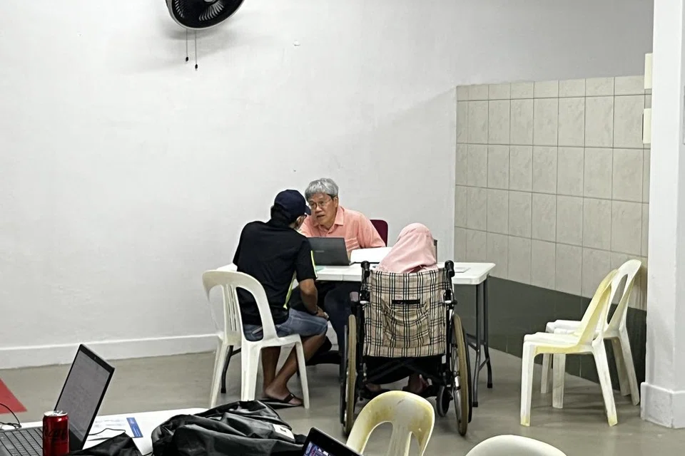 PENDUDUK DIUTAMAKAN: Mantan Anggota Parlimen (AP) Parti Pekerja, Encik Png Eng Huat (di hadapan komputer riba) yang menggantikan tempat Encik Faisal Manap sementara beliau dirawat di hospital dilihat di sesi bertemu rakyat pada Rabu. 