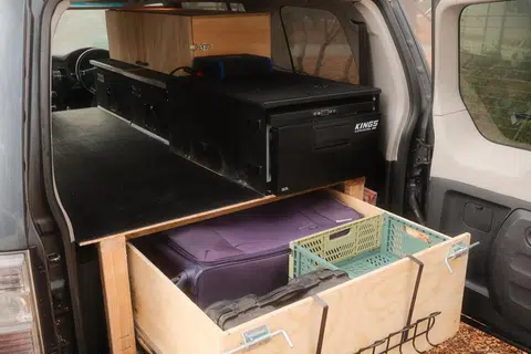 Sebahagian daripada proses pengubahsuaian itu termasuk memasang laci untuk menyimpan bagasi, pakaian, dan barang elektronik, di bahagian belakang van.