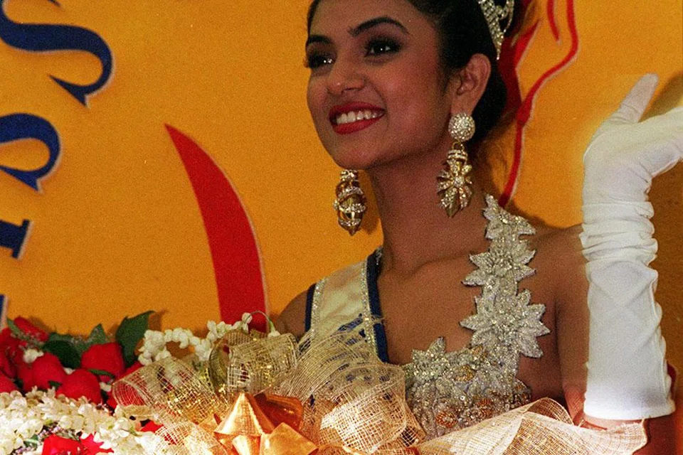 MENGGONCANG DUNIA: Sushmita Sen hadir di Singapura sesudah memenangi gelaran Ratu Universe. 