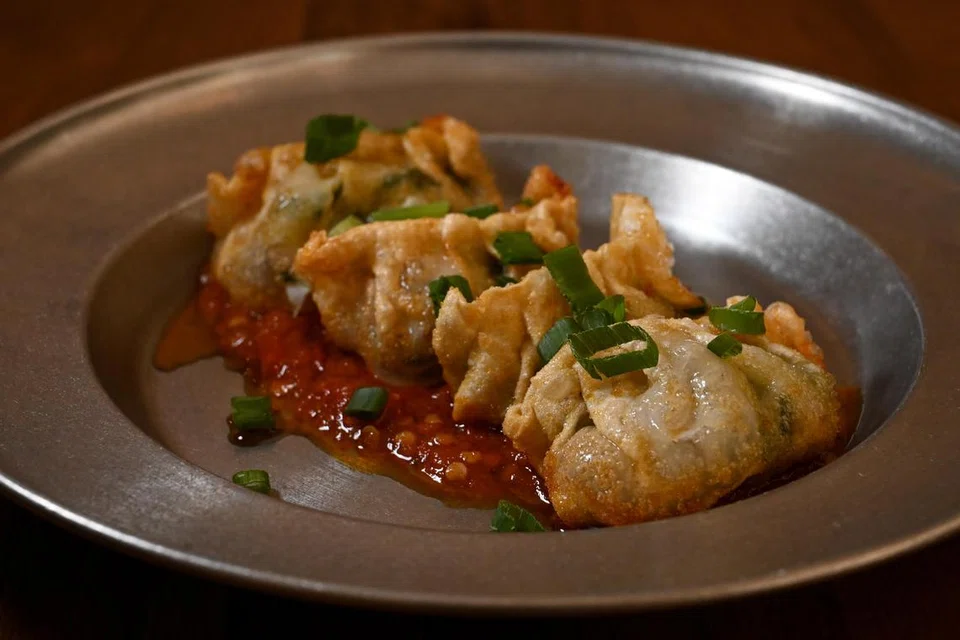 ‘Gyoza’ – ladu atau ‘dumpling’ Jepun – sambal merah dijual pada harga $6.90.