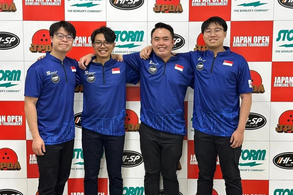 Pasukan lelaki (dari kiri) Peter Khor, Aiman ​​Lim, Xavier Teo dan Cheah Ray Han menduduki tempat kedua dalam acara berpasukan di Kejohanan Boling Terbuka Jepun.