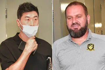 DIKENAKAN HUKUMAN: Kim Do-hoon (kiri) dan Mustafic Fahrudin masing-masing telah didenda dan digantung tiga perlawanan kerana berkelahi di akhir perlawanan pasukan masing-masing pada 24 Julai. - Foto-foto BH oleh DESMOND WEE