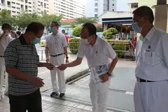 BERPENGALAMAN URUS BANDAR: Calon PAP di SMC Bukit Panjang, Encik Liang Eng Hwa (gambar atas), menemui penduduk di Pasar Bangkit pada Sabtu lalu. Beliau berharap pengalamannya mengurus bandar itu akan menarik pengundi. - Foto BH oleh TIMOTHY DAVID