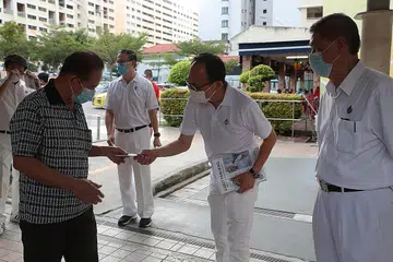 BERPENGALAMAN URUS BANDAR: Calon PAP di SMC Bukit Panjang, Encik Liang Eng Hwa (gambar atas), menemui penduduk di Pasar Bangkit pada Sabtu lalu. Beliau berharap pengalamannya mengurus bandar itu akan menarik pengundi. - Foto BH oleh TIMOTHY DAVID