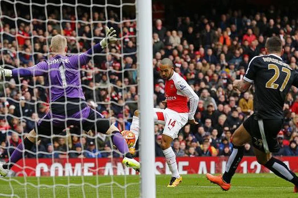 Theo Walcott menjaringkan gol pertama Arsenal dalam kemenangan 2-1 ke atas Leicester City di Stadium Emirates pada Ahad, 14 Feb. Gambar REUTERS 