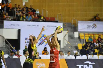 BERJAYA TEWASKAN BRUNEI: Charmaine Soh cuba menjaringkan bola sementara pemain Brunei menghalang semasa perlawanan pembukaan Sukan SEA di Stadium Juara Bukit Kiara pada hari Isnin. FOTO: Siti Aisyah Nordin 