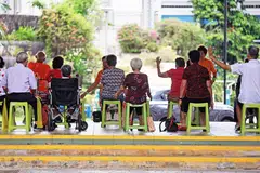 Warga emas melakukan senaman di Toa Payoh untuk kekal aktif.