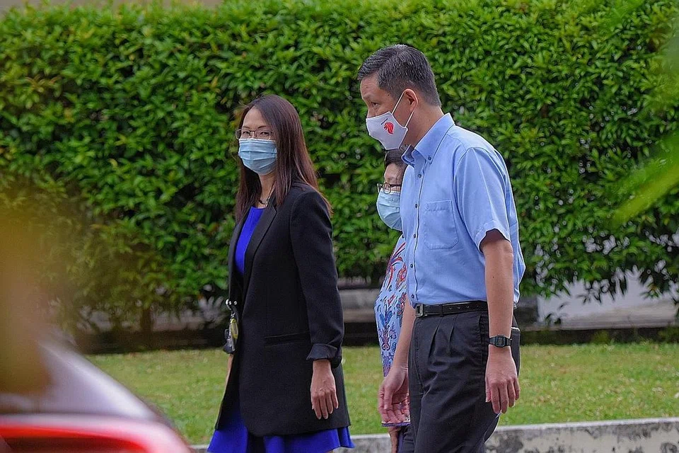 PRIHATIN: Menteri Pendidikan Chan Chun Sing mengunjungi Sekolah Tinggi River Valley semalam.