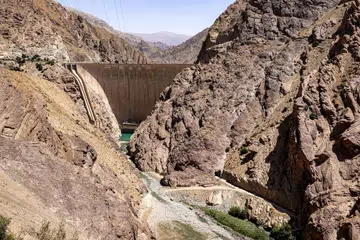 Gambar yang diambil pada 1 Jun 2025 ini menunjukkan Empangan Amir Kabir dan aliran airnya di sepanjang Sungai Karaj di kawasan pergunungan Alborz utara Iran. Gelombang haba teruk yang sedang melanda Iran telah mengganggu bekalan air dan elektrik di banyak kawasan di seluruh negara, dengan paras takungan air dilaporkan jatuh ke tahap paling rendah dalam tempoh satu abad, menurut media rasmi pada 22 Julai. Gabenor wilayah Tehran berkata empangan kini hanya terisi sebanyak 14 peratus, sambil menambah bahawa ibu negara itu sedang melalui tahun kelima berturut-turut kemarau.