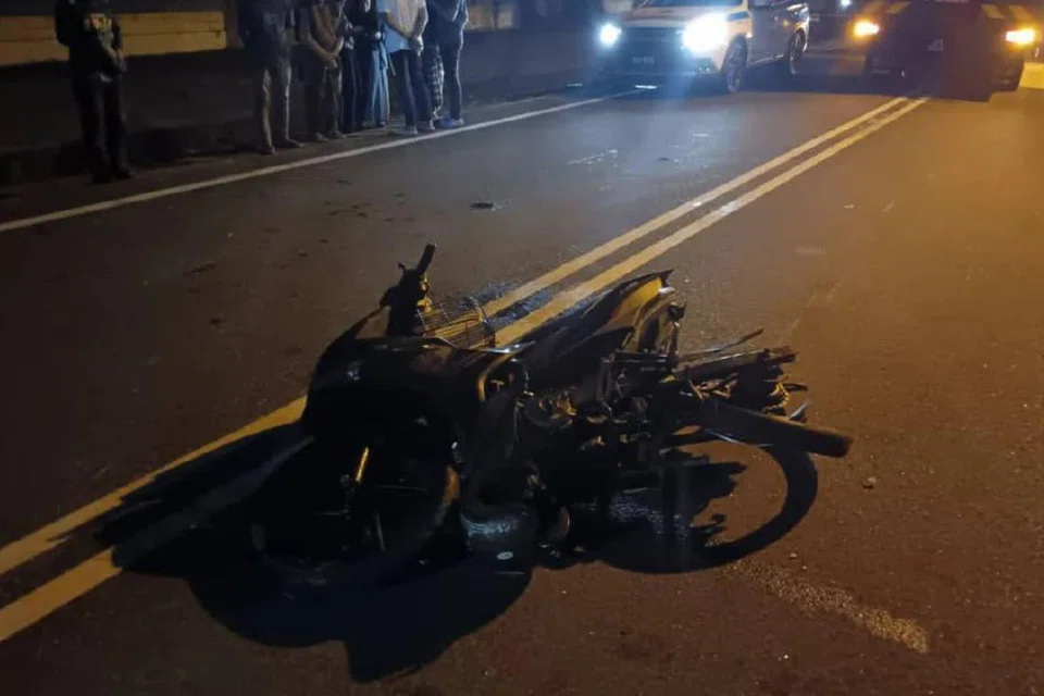 Keadaan motosikal yang dinaiki tiga penuntut Universiti Teknologi Mara (UiTM) Dungun, Terengganu, yang maut, manakala seorang lagi cedera parah selepas mereka dirempuh sebuah kenderaan utiliti sukan (SUV) berhampiran universiti itu, pada 9 Oktober malam.