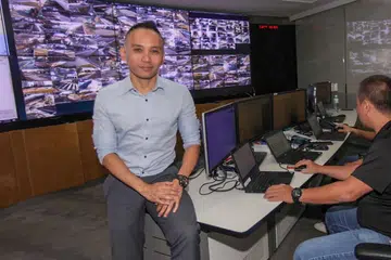 KHIDMAT DIHARGAI: Bermula sebagai jurutera di PUB sejak 22 tahun lalu, Encik Ridzuan kini Pengarah Rangkaian Bekalan (Rangkaian) Air PUB yang bertanggungjawab mengetuai jabatan terbesar agensi itu bagi membekalkan air bersih kepada semua pengguna di Singapura. - Foto BH oleh IQBAL FAIZAL