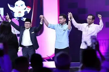 DEBAT KEEMPAT:  Tiga calon naib presiden, Encik Gibran Rakabuming Raka (tengah) bersama Encik Mahfud MD (kanan) dan Encik Muhaimin Iskandar bersemuka dalam debat terakhir Pilihan Raya yang disiarkan secara langsung pada Ahad malam 21 Januari.