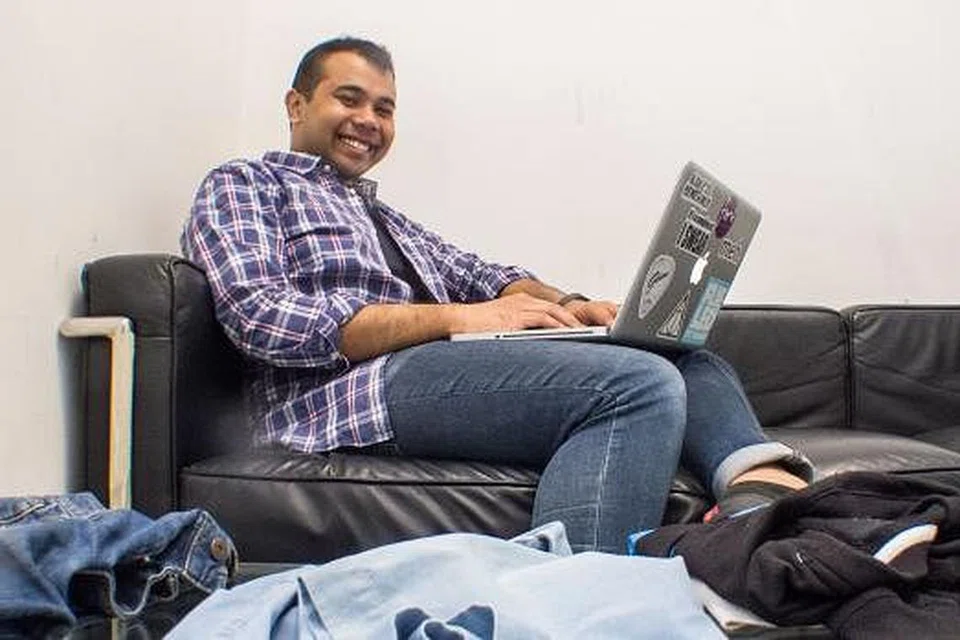 BERBELANJA SECARA ONLINE: Encik Mohamed Danial Mohamed Abdul Gofar kerap melungsuri laman Internet jika mahu membeli barangan yang beliau ingini, terutama pakaian. - Foto-foto MUHAIMIN SUZAINI