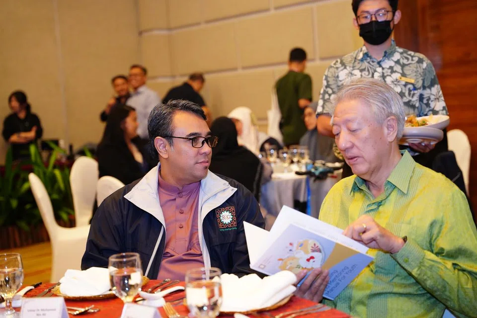 Menteri Kanan, yang juga Menteri Penyelaras Bagi Keselamatan Negara, Encik Teo Chee Hean (kanan), telah melancarkan buku panduan keempat terbitan Kumpulan Pemulihan Keagamaan (RRG) yang bertajuk ‘Counselling and Mentoring Manual for Youth’ (Manual Kaunseling dan Pementoran Untuk Belia) bersama Pengerusi Bersama RRG, Ustaz Dr Mohamed Ali (duduk di sebelahnya), pada 29 Mei.
