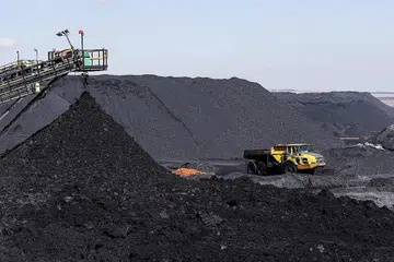 KEMBALI RANCAK: Peperangan di Ukraine mendorong pembeli di Eropah dan lainnya kini sanggup membayar harga lebih tinggi bagi mendapatkan bekalan arang batu daripada lombong-lombong terpencil seperti di Tanzania, Botswana dan malah di Madagascar. - Foto REUTERS