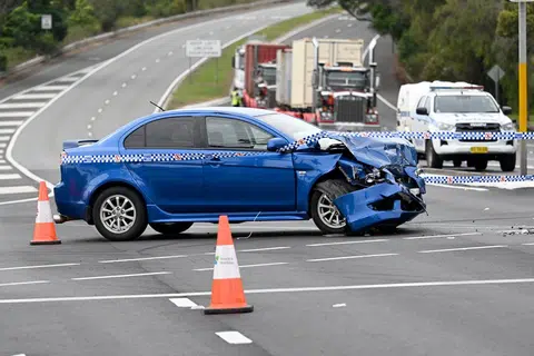 Menurut polis Australia, empat orang cedera selepas satu kemalangan jalan raya dan insiden tikaman di Engadine, di selatan Sydney.