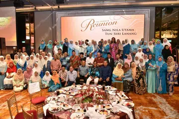 KENANGAN BERSAMA: Sebahagian mantan pelajar Sekolah Menengah Tun Seri Lanang bergambar beramai-ramai di akhir majlis Grand Reunion SNU-TSL di Hotel Orchard pada 3 November lalu. - Foto JAWATANKUASA PENGANJUR SNU-TSL