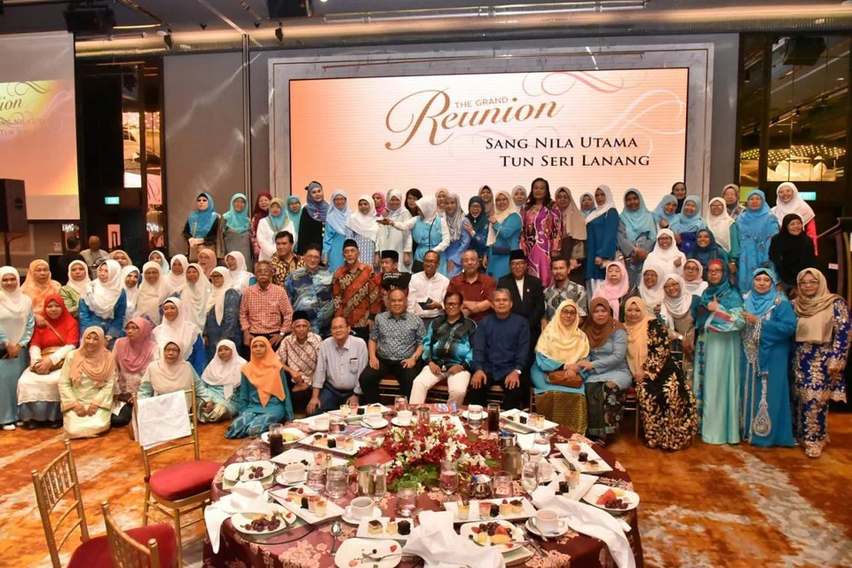 KENANGAN BERSAMA: Sebahagian mantan pelajar Sekolah Menengah Tun Seri Lanang bergambar beramai-ramai di akhir majlis Grand Reunion SNU-TSL di Hotel Orchard pada 3 November lalu. - Foto JAWATANKUASA PENGANJUR SNU-TSL