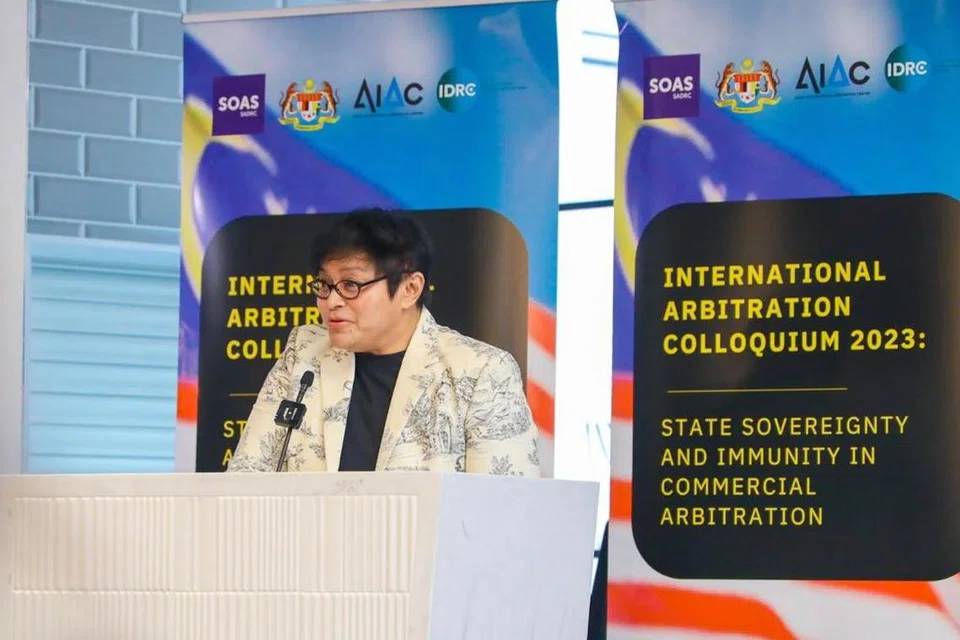 PERJUANG HAK MALAYSIA: Menteri di Jabatan Perdana Menteri (Undang-undang dan Reformasi Institusi), Datuk Seri Azalina Othman Said, berucap pada ‘Kolokium Timbang Tara Antarabangsa London 2023: Kedaulatan dan Kekebalan Negara dalam Timbang Tara Komersial’ di London, pada Isnin.
