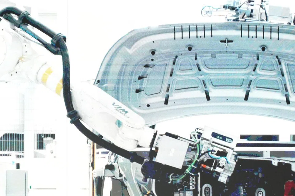 PASANG KENDERAAN: Robot yang mirip lengan manusia berupaya menjalankan pelbagai tugas termasuk memasang kerusi kenderaan.