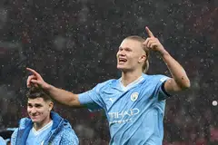 RAI KEMENANGAN: Erling Haaland sumbatkan dua daripada tiga gol Manchester City dalam perlawanan menentang Manchester United pada Ahad.