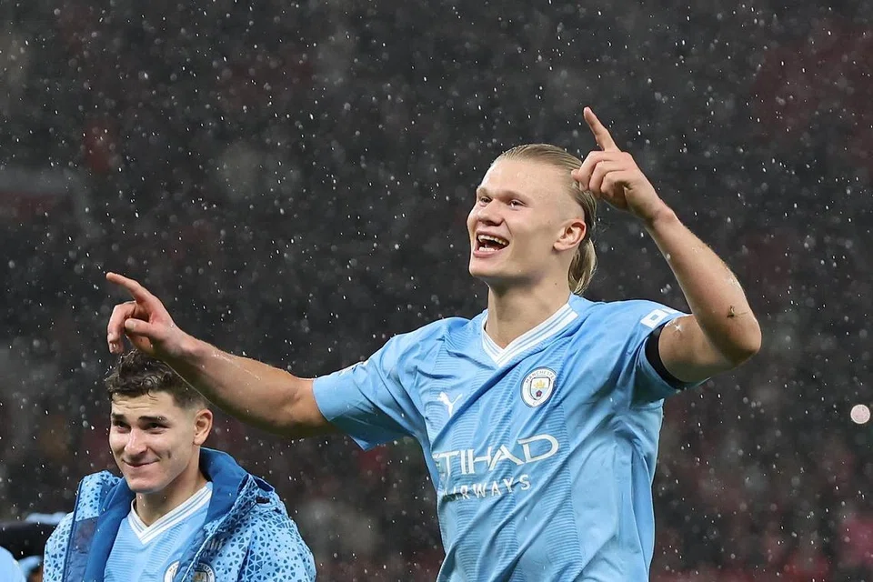 RAI KEMENANGAN: Erling Haaland sumbatkan dua daripada tiga gol Manchester City dalam perlawanan menentang Manchester United pada Ahad.