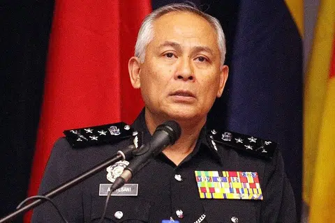 DILANTIK: Datuk Seri Acryl Sani Abdullah Sani (atas) dilantik ketua polis negara baru Malaysia. - Foto THE STAR