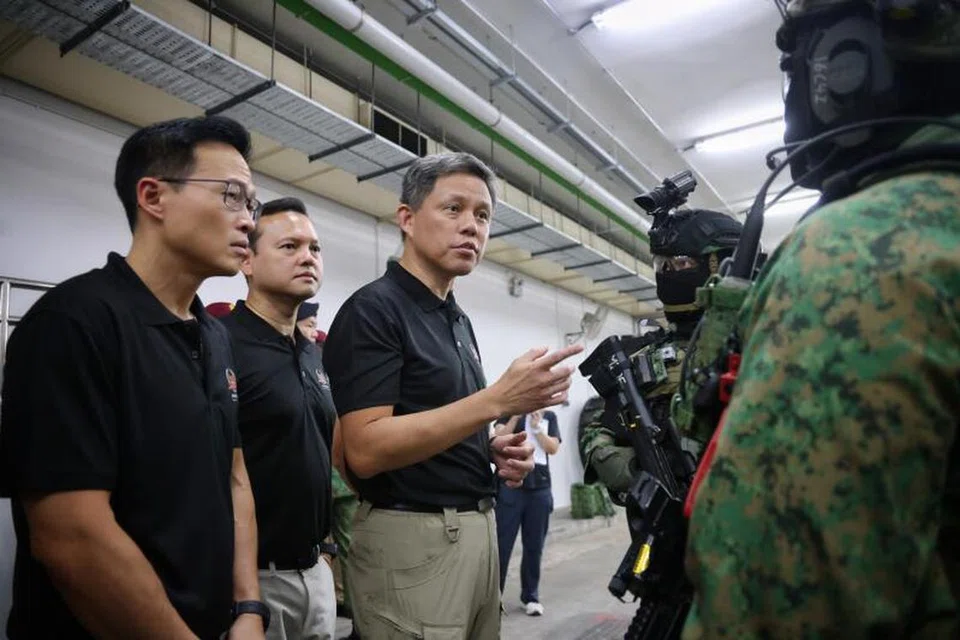 Menteri Pertahanan, Encik Chan Chun Sing (tengah), diberi taklimat oleh tentera daripada Pasukan Pengerahan Tentera Darat (ADF) semasa lawatan beliau ke Kem Nee Soon pada 27 Mei. Bersama beliau pada lawatan tersebut adalah Menteri Negara Kanan bagi Pertahanan, Encik Zaqy Mohamad (dua dari kiri), Menteri Negara bagi Pertahanan, Encik Desmond Choo (kiri).
