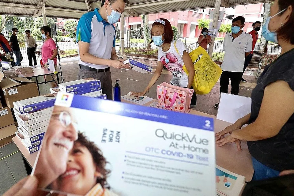 MENGUMPUL UJIAN ART: Kementerian Kesihatan sedang bekerjasama bersama Persatuan Rakyat (PA) bagi penduduk blok tertentu untuk pengagihan ujian pantas antigen (ART) sendiri di pusat jawatankuasa penduduk. - Foto ZAOBAO