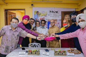 IFTAR PERERAT JALINAN: Encik Murali Pillai dan Encik Ameerali Abdeali (tiga dan enam dari kiri) serta wakil agama lain dan IRO di majlis iftar MKAC. Encik Murali turut menyampai habuan kepada penerima MKAC, termasuk Cik Siti Aminah Safari, yang mewakili suaminya. - Foto-foto BH oleh NUR DIYANA TAHA