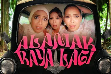 De Fam yang terdiri daripada (dari kiri) Cik Manggis, Sophia Liana dan Azira Shafinaz kembali menguasai carta lagu dengan dendangan lagu Raya ‘meletup’, ‘Alamak Raya Lagi’.