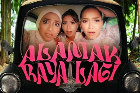 De Fam yang terdiri daripada (dari kiri) Cik Manggis, Sophia Liana dan Azira Shafinaz kembali menguasai carta lagu dengan dendangan lagu Raya ‘meletup’, ‘Alamak Raya Lagi’.