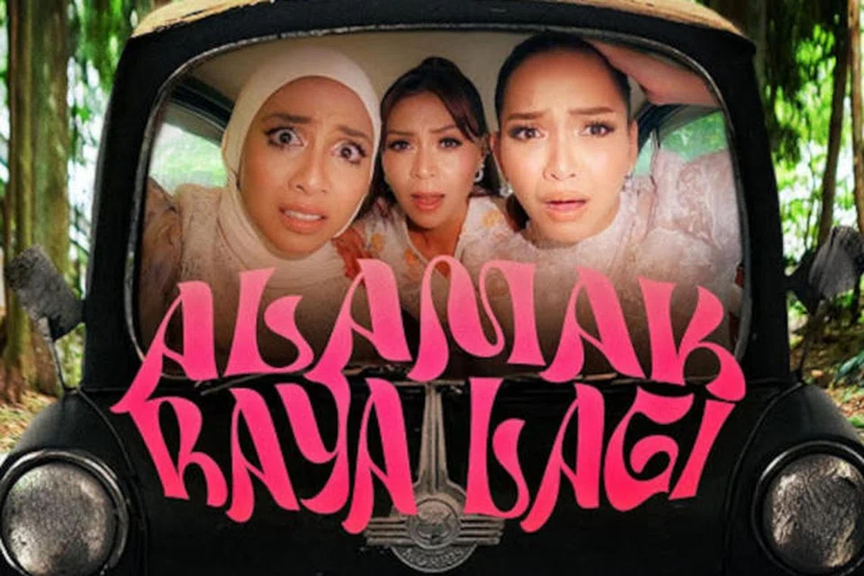 De Fam yang terdiri daripada (dari kiri) Cik Manggis, Sophia Liana dan Azira Shafinaz kembali menguasai carta lagu dengan dendangan lagu Raya ‘meletup’, ‘Alamak Raya Lagi’.