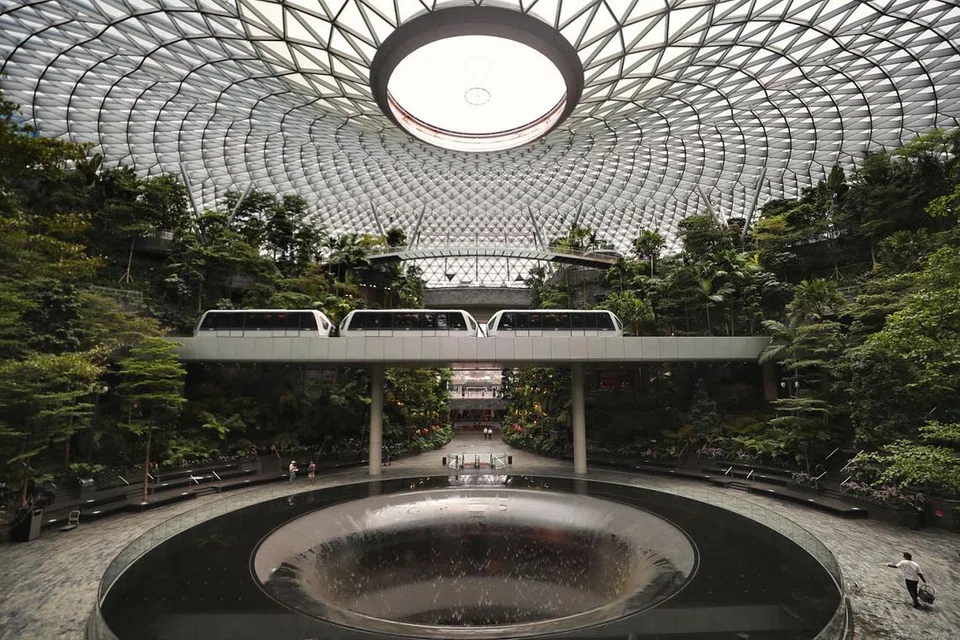 LENGANG DI MANA-MANA: Baik stesen dan gerabak MRT mahupun kawasan penarik pelancong seperti The Jewel (atas) di Lapangan Terbang Changi senyap dan sunyi sedang orang ramai menjauhi tempat-tempat itu dalam usaha 'pemutus litar' Singapura bagi mengelak penularan besar Covid-19. - Foto BH oleh KELVIN CHNG 